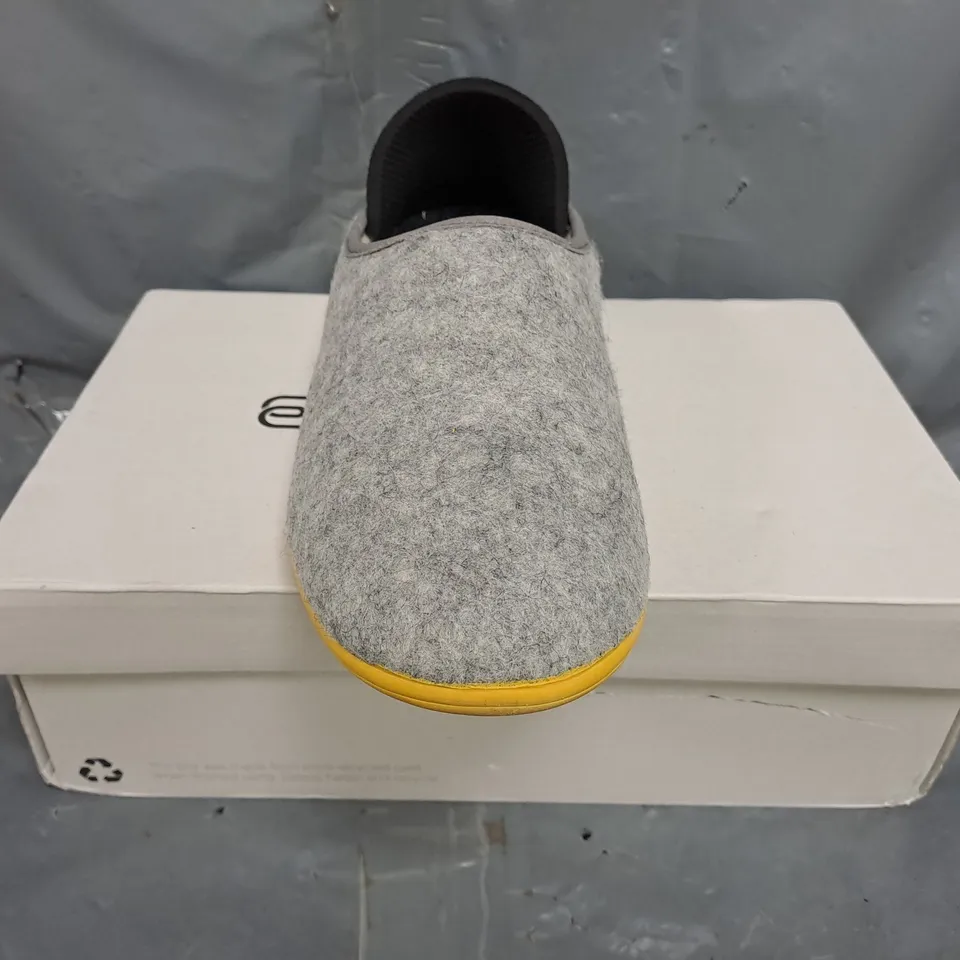 BOXED PAIR OF MAHABIS CLASSIC SHOES IN LIGHT GREY/YELLOW SIZE UK 7.5/8