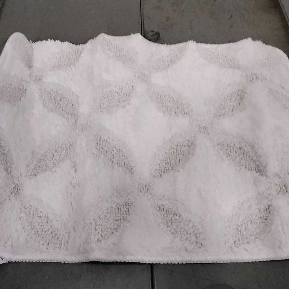 BRAND NEW ANA-VERONICA RECTANGLE BATH MAT SIZE 40CM W X 55CM L