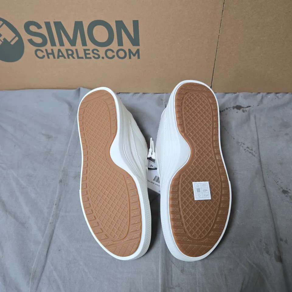 SKECHERS WHITE TRAINERS - LOS ANGELES BRANDING ON TONGUE - UK SIZE 5 