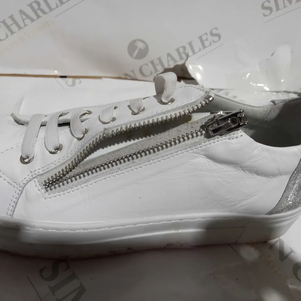 BOXED PAIR OF RUTH LANGSFORD ZIP DETAIL TRAINERS WHITE/PINK SIZE 7
