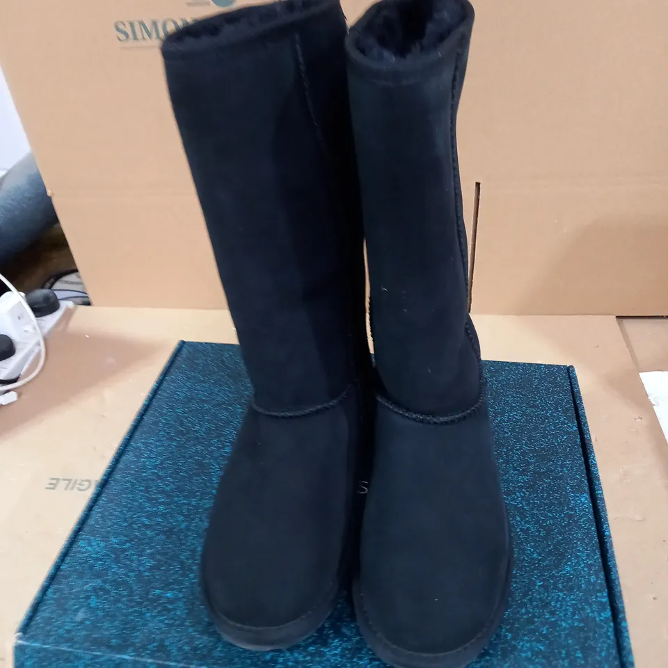 EMU AUSTRALIA "STINGER HI" WATER RESISTANT BOOTS - UK SIZE 5, BLACK 