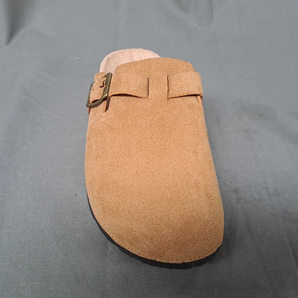 BOXED PAIR OF DESIGNER SHOES IN TAN EU SIZE 38