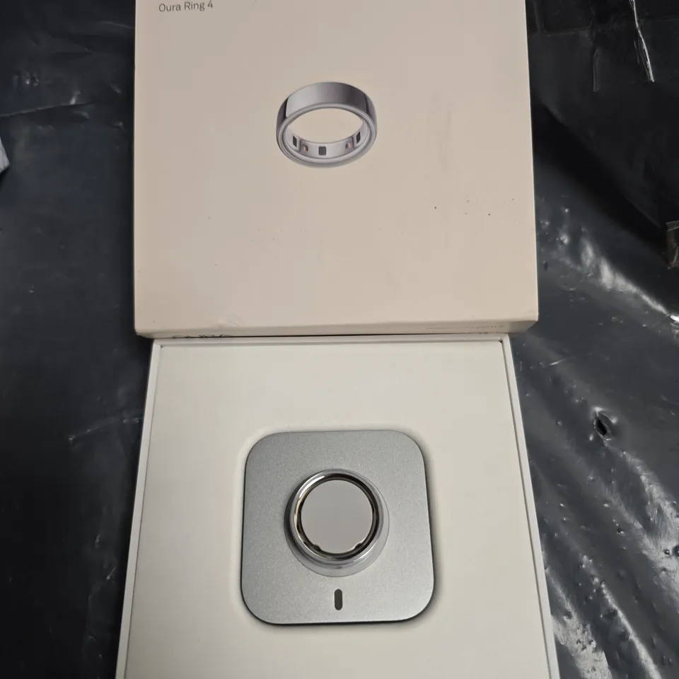 OURA RING 4 – SILVER, BOXED