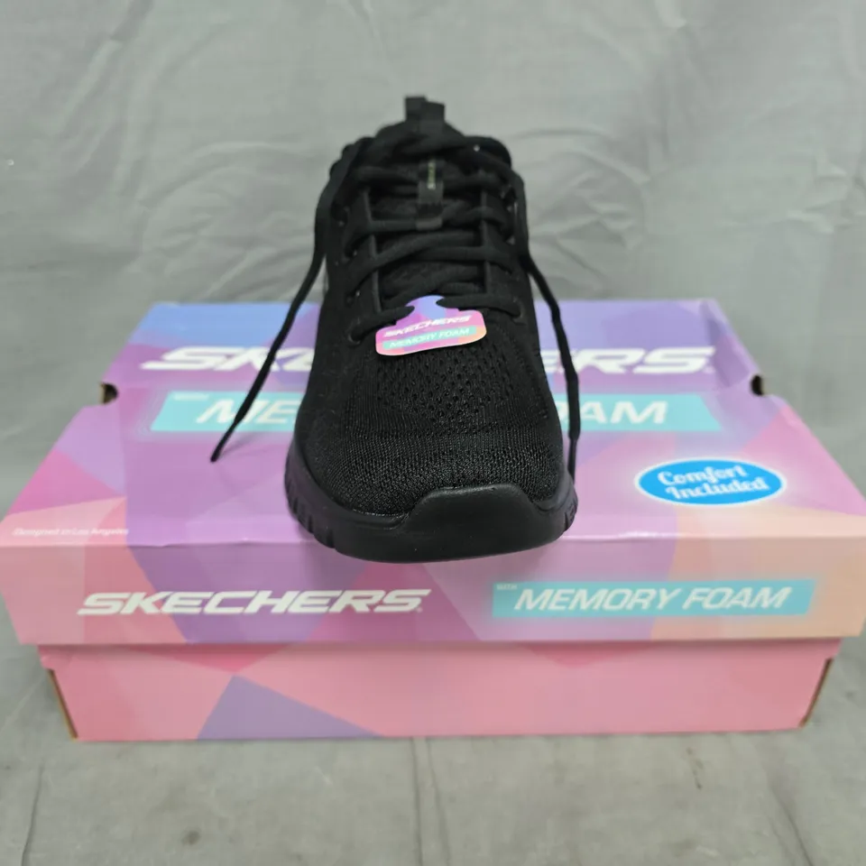 BOXED PAIR OF SKECHERS SHOES IN BLACK SIZE UK 7