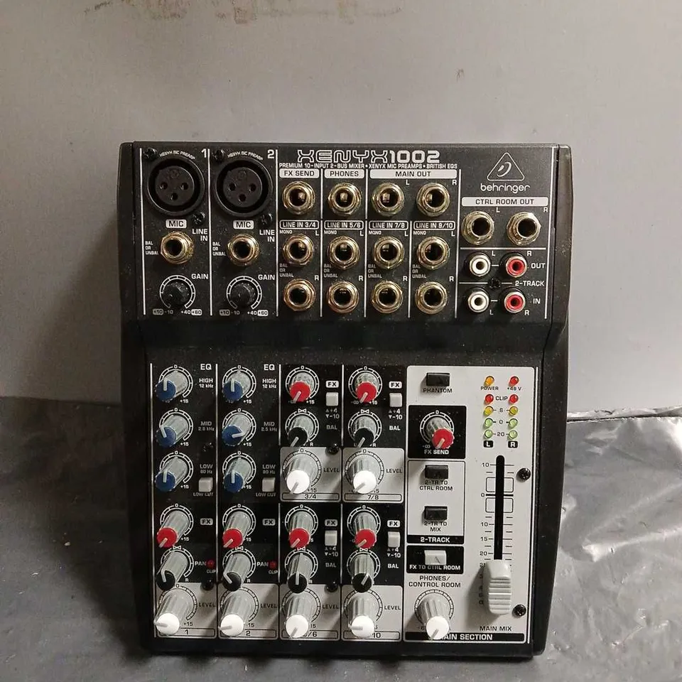 BEHRINGER XENYX1002 BUS MIXER 