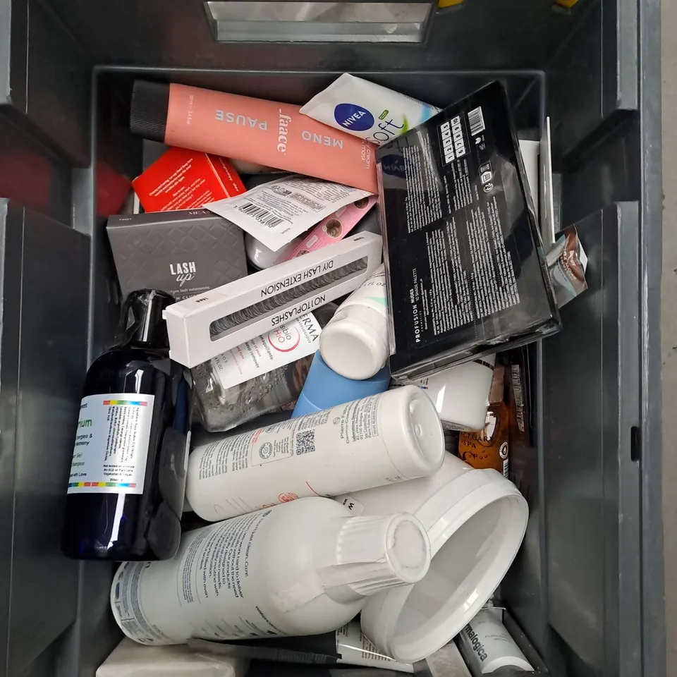APPROXIMATELY 20 ASSORTED COSMETIC PRODUCTS TO INCLUDE NO1 TOP LASHES, DOVE MEN BODY WASH AND MOUTHWASH