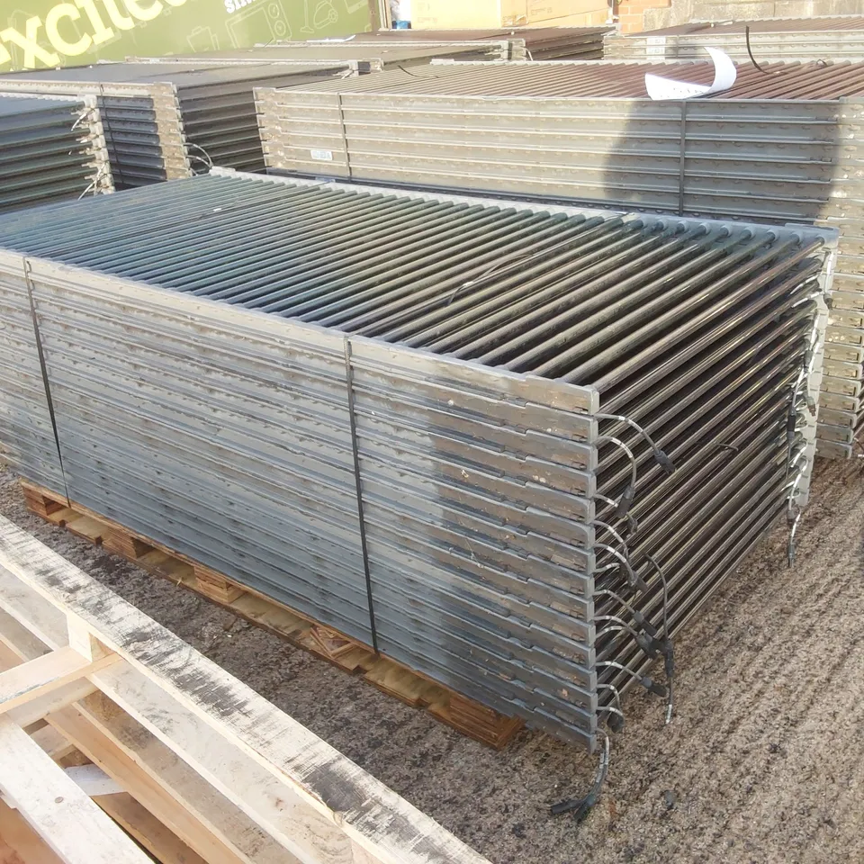 PALLET CONTAINING A LARGE QUANTITY OF SOLYNDRA 200W SOLAR PANELS