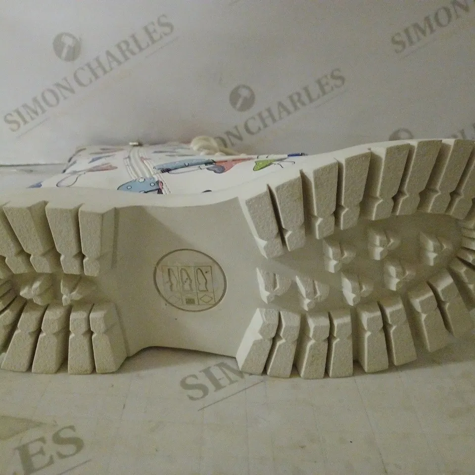 PAIR OF KOI PORTOBELLO MEN'S WHITE MUSHROOM BOOTS SIZE 9