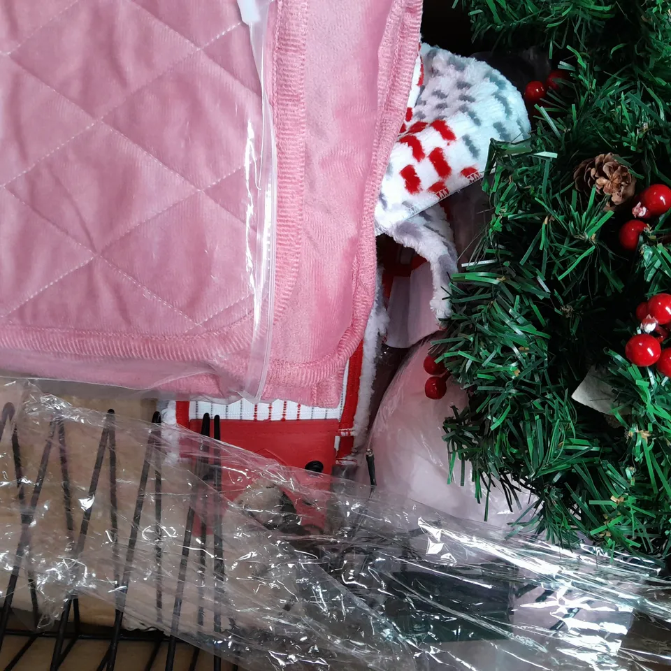 BOX OF APPROXIMATELY 20 ASSORTED HOUSEHOLD ITEMS TO INCLUDE IRONING BOARD COVER, PLUNGER, CLOTHES DRYER, ETC