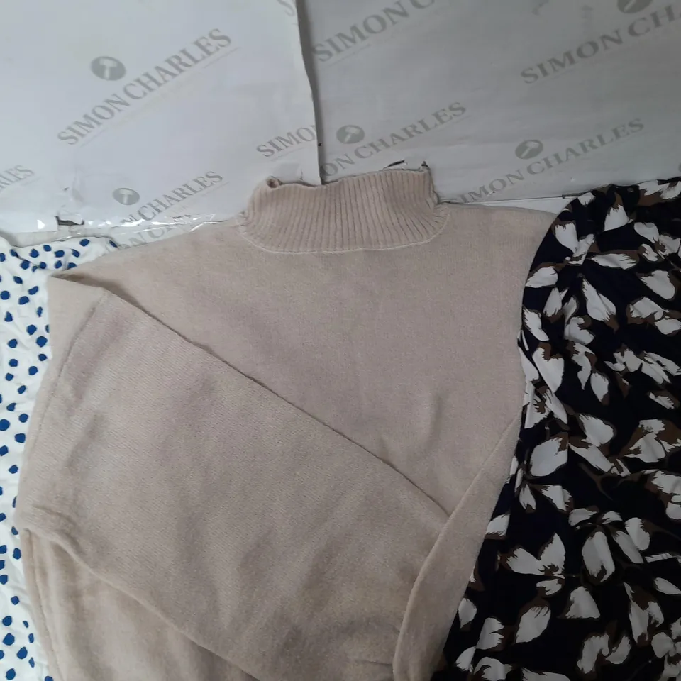 A BOX OF 10 CLOTHING ITEMS TO INCLUDE A POLKA DOT TOP A BEIGE JUMPER AND A KIM&CO. FLOWER PRINT TOP