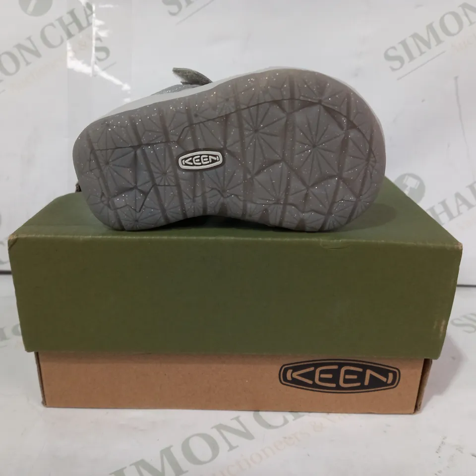 BOXED PAIR OF KEEN MOXIE INFANT SANDALS IN SILVER COLOUR UK SIZE 3