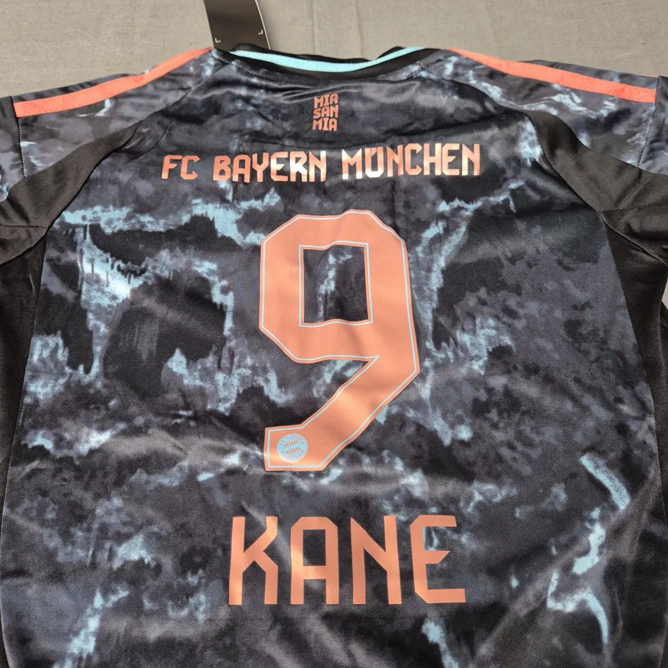 FC BAYERN MUNICH AWAY JERSEY AND SHORTS - KANE 9 - SIZE 22