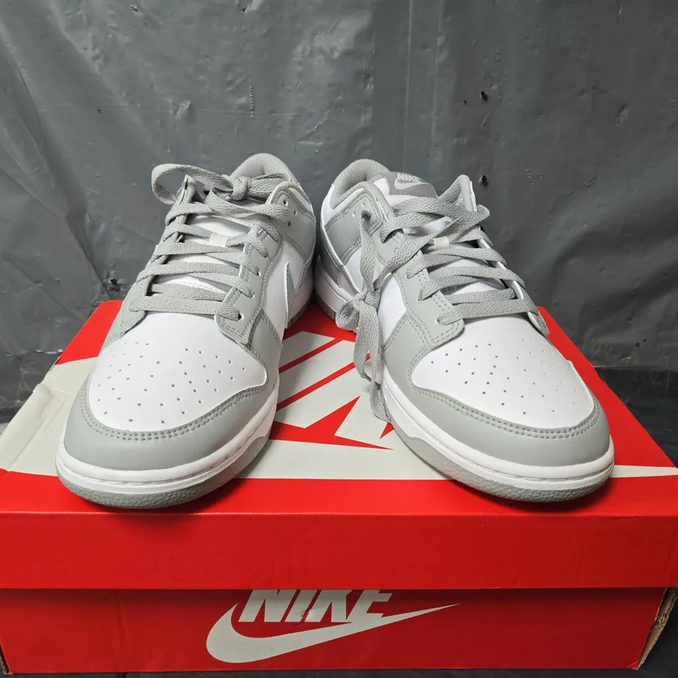BOXED PAIR OF NIKE DUNK LOW RETRO TRAINERS IN GREY/WHITE - UK 9