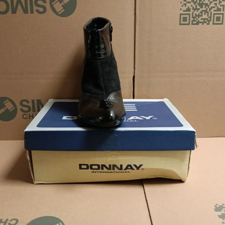 BOXED PAIR OF HUSH PUPPIES HEELED SIDE-ZIP SHOES IN BLACK SIZE 6