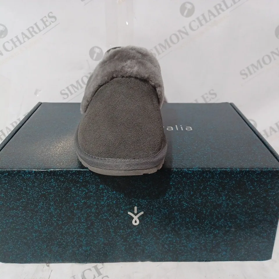 BOXED PAIR OF EMU AUSTRALIA SLIPPER IN CHARCOAL SIZE 6