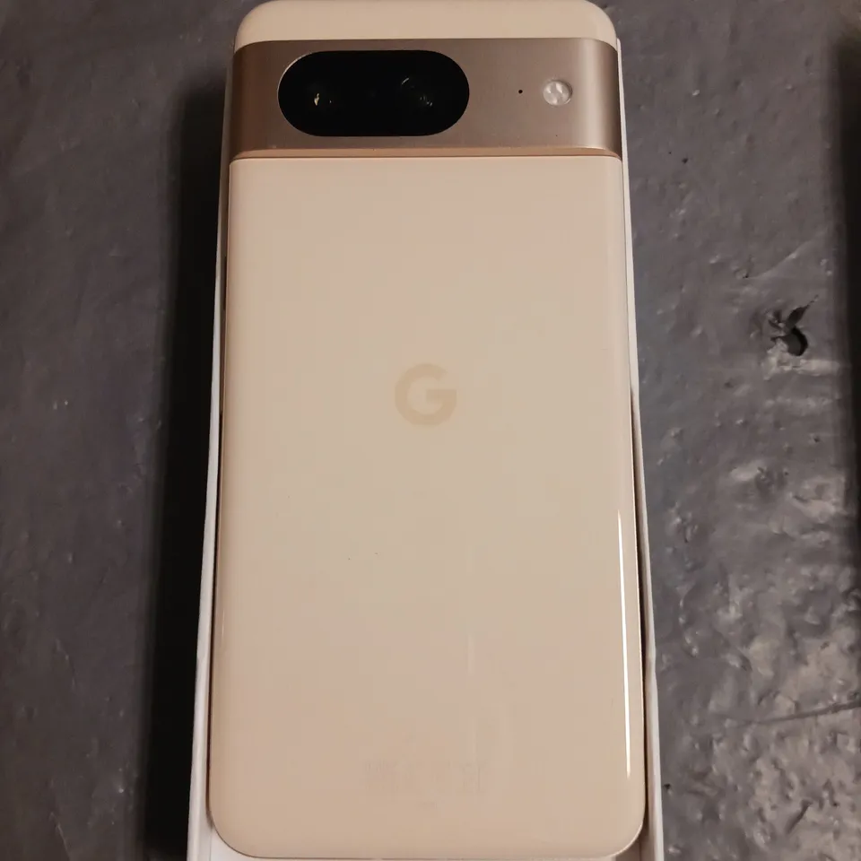 BOXED GOOGLE PIXEL 8 MOBILE PHONE IN BEIGE - GPJ41