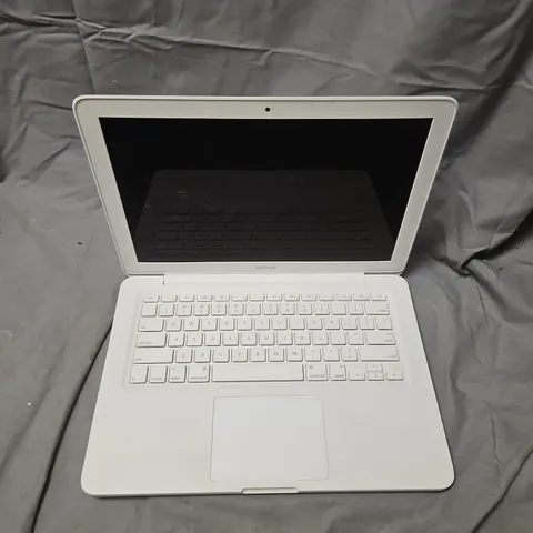 APPLE MACBOOK WHITE LAPTOP