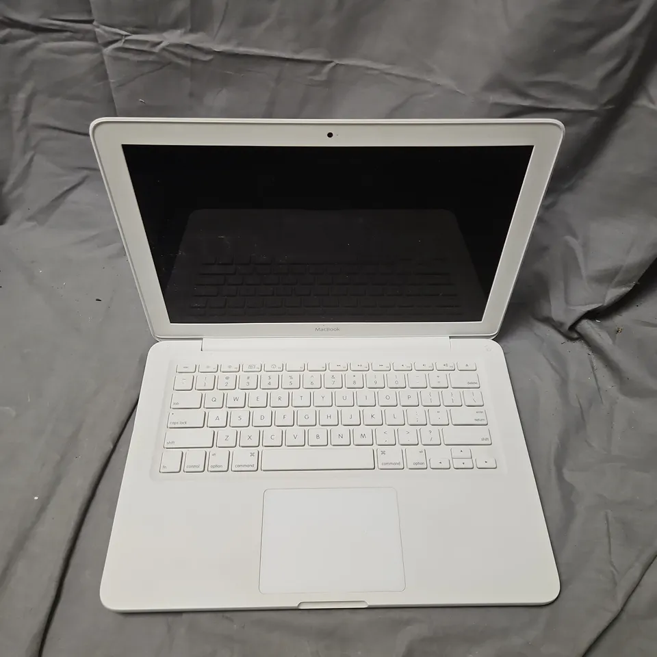 APPLE MACBOOK WHITE LAPTOP