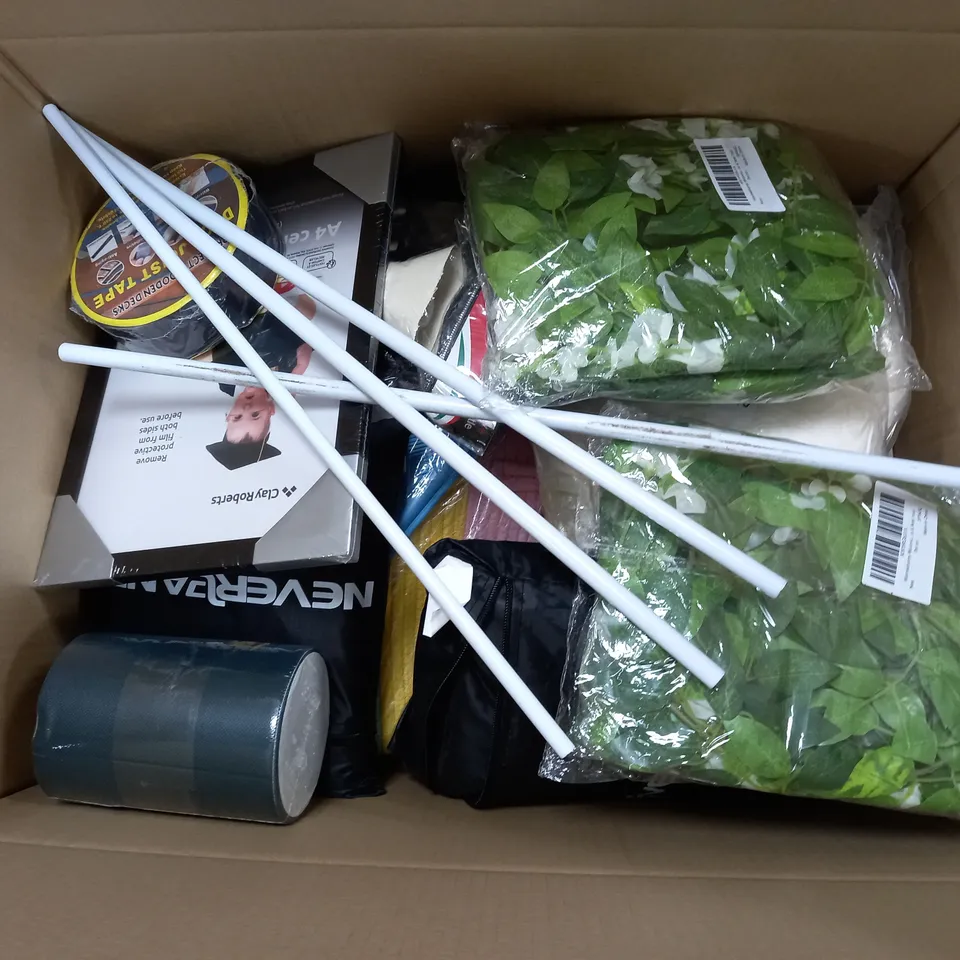APPROXIMATELY 20 ASSORTED HOUSEHOLD ITEMS TO INCLUDE 1L HOT WATER BOTTLE, KNEE SUPPORT, VEGETABLE CHOPPER, ETC