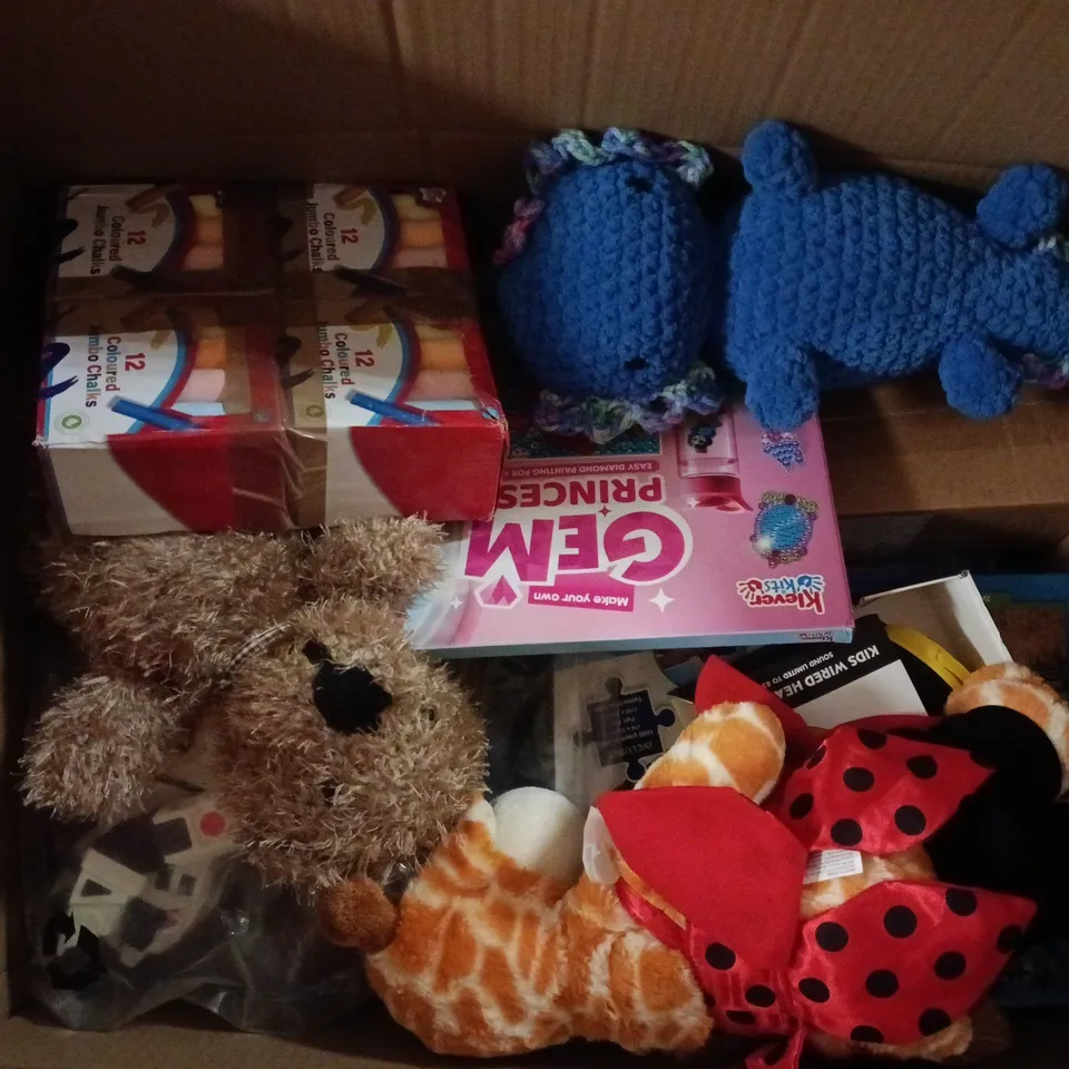 APPROXIMATELY 20 ASSORTED TOYS, GAMES, GIFTS AND NOVELTIES TO INCLUDE PREMIUM JIGSAW PUZZLE, POKEMON KIDS WIRED HEADPHONES, KLEVER KITS PRINCESS KITS, ETC - COLLECTION ONLY