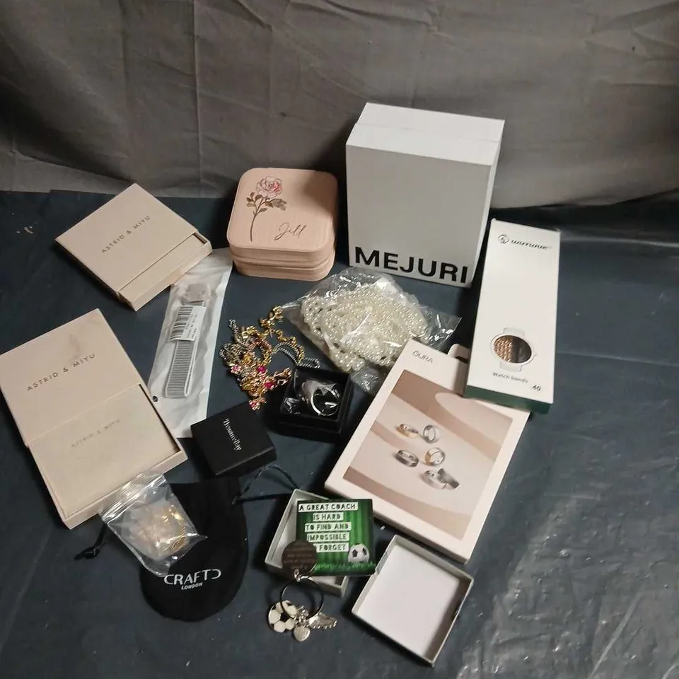 LARGE QUANTITY OF ASSORTED JEWELLERY AND ACCESSORIES