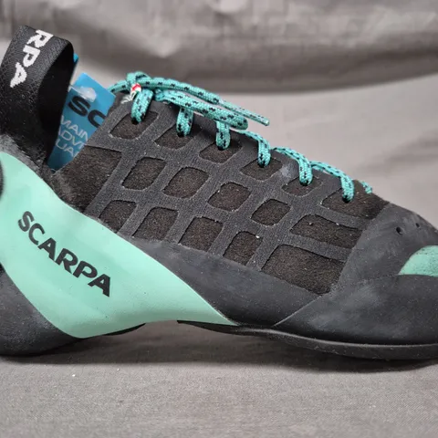 BOXED PAIR OF SCARPA WOMEN'S INSTINCT LACE SHOES IN BLACK/AQUA EU SIZE 40.5