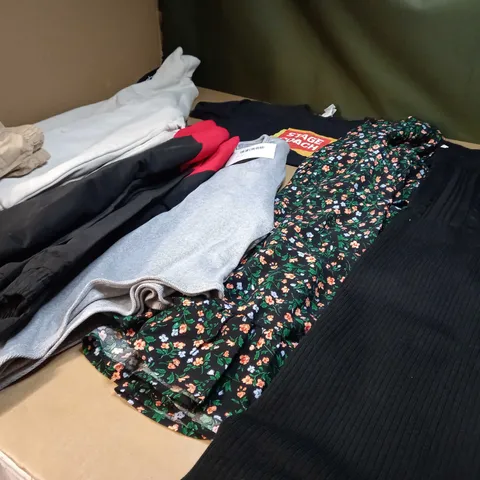 LOT OF APPROX 20 ASSORTED CLOTHING ITEMS VARYING IN SIZE/COLOUR/STYLE TO INCLUDE: TROUSERS, SKIRTS, TOPS