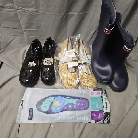 APPROXIMATELY 20 ASSORTED PAIRS OF SHOES AND FOOTWEAR ITEMS IN VARIOUS STYLES AND SIZES TO INCLUDE SAVAGE ISLAND, WALKRIGHT, AKUSOLI, ETC