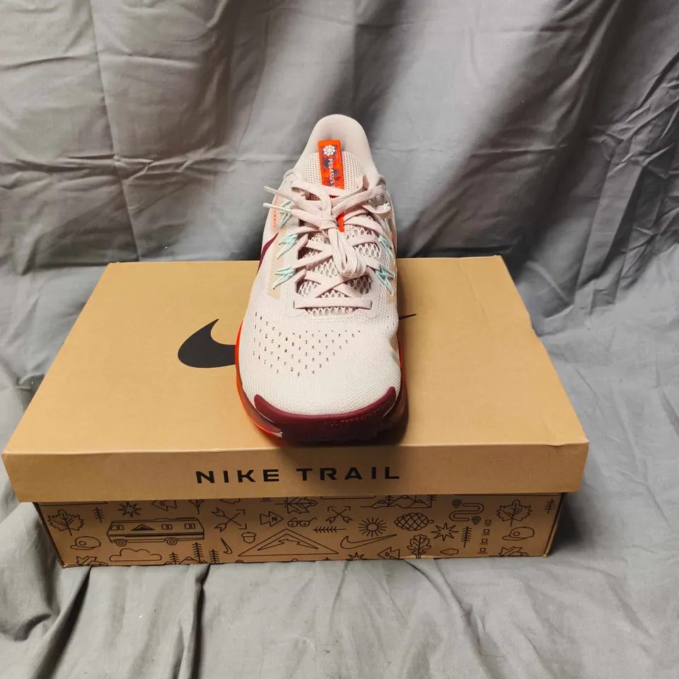 BOXED PAIR OF NIKE TRAIL ATC MENS RUNNING SHOES - SIZE 10