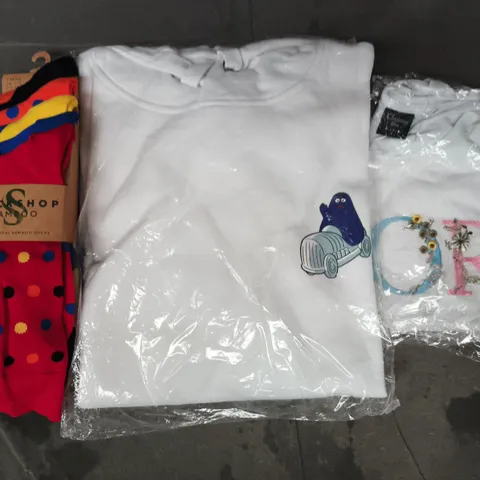 APPROXIMATELY 20 ASSORTED CLOTHING AND FASHION PRODUCTS IN VARIOUS STYLES AND SIZES - COLLECTION ONLY