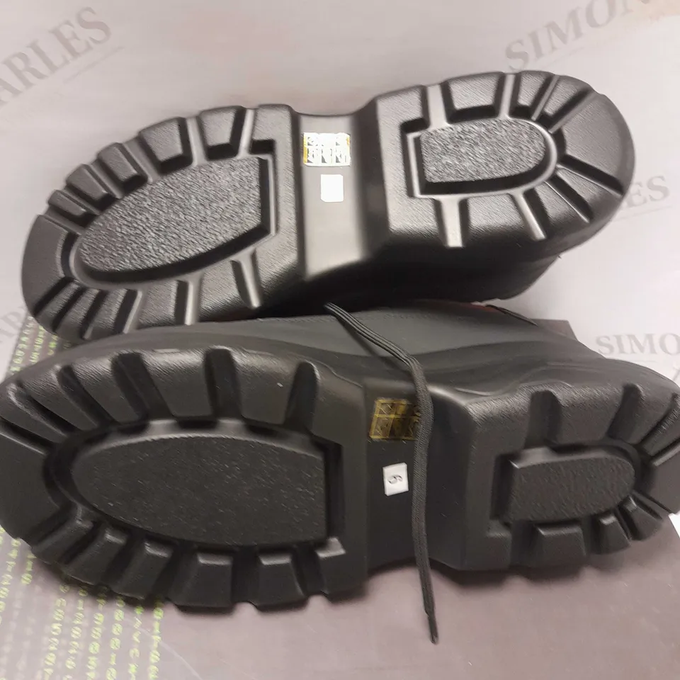 KOI GYOUBU MEN'S BLACK/RED DARK WIRE TRAINERS - SIZE 9