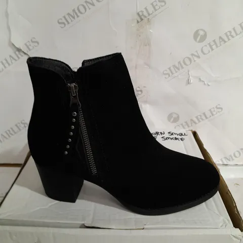 BOXED PAIR OF SKECHERS TAXI ZIPPER BOOTS UK SIZE 5