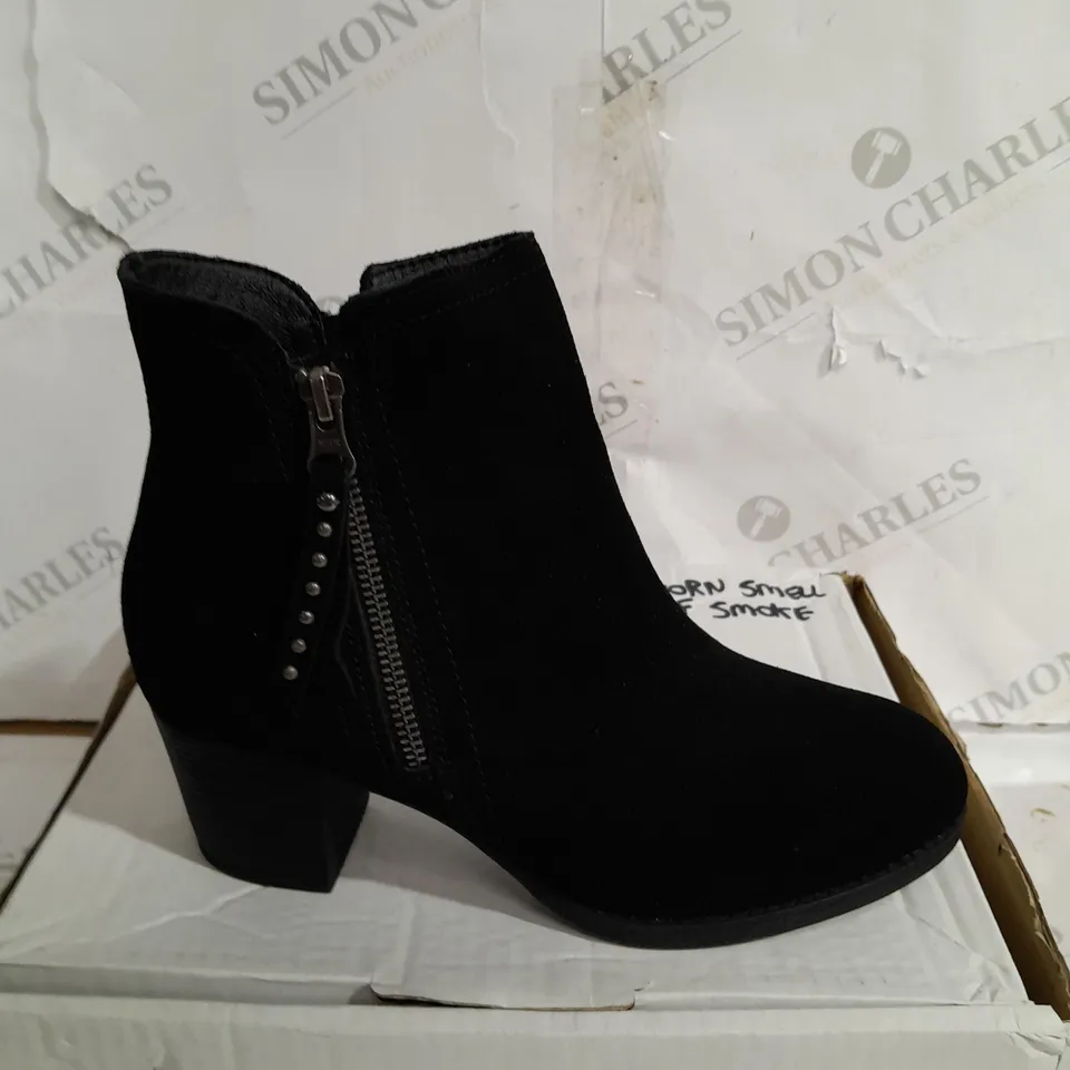 BOXED PAIR OF SKECHERS TAXI ZIPPER BOOTS UK SIZE 5