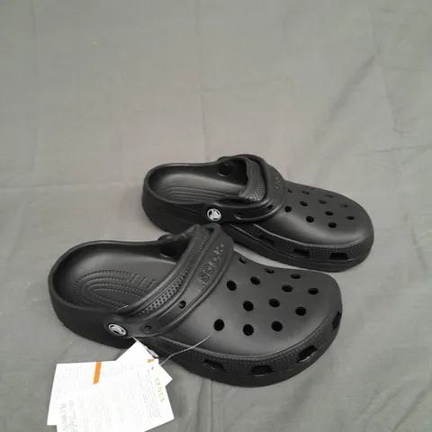 UNBOXED PAIR OF CROCS REVIVA BLACK SIZE M5