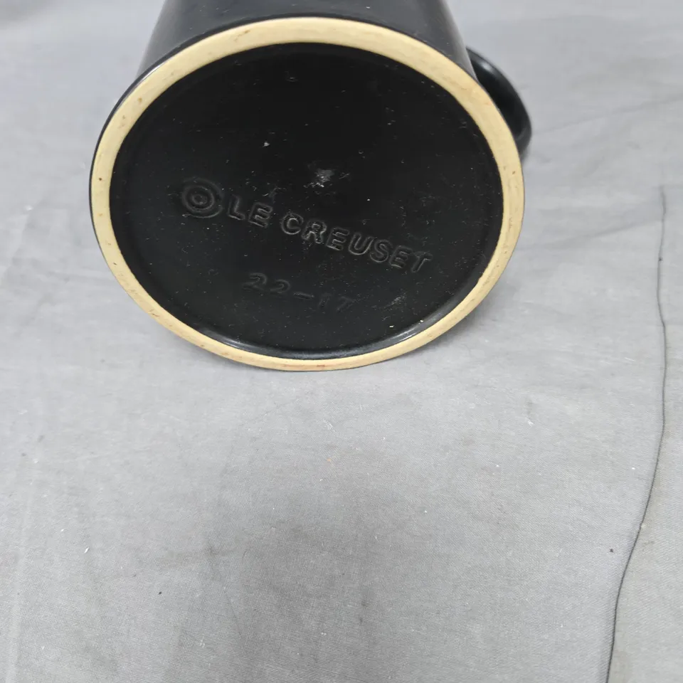 LE CREUSET ENAMELLED CAST IRON POT, BLACK, 22 CM – LID LE CREUSET (22-11). COFFEE.
