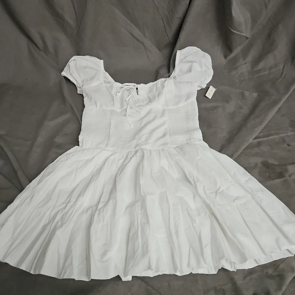 HOLLISTER SHORT SLEEVE ROMPER DRESS IN WHITE SIZE XS
