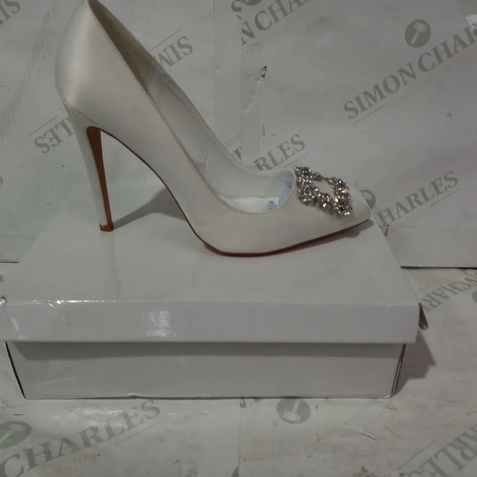 BOXED PAIR OF COAST CLOSED TOE STILETTO HEELS IN WHITE WITH JEWEL EFFECT UK SIZE 7