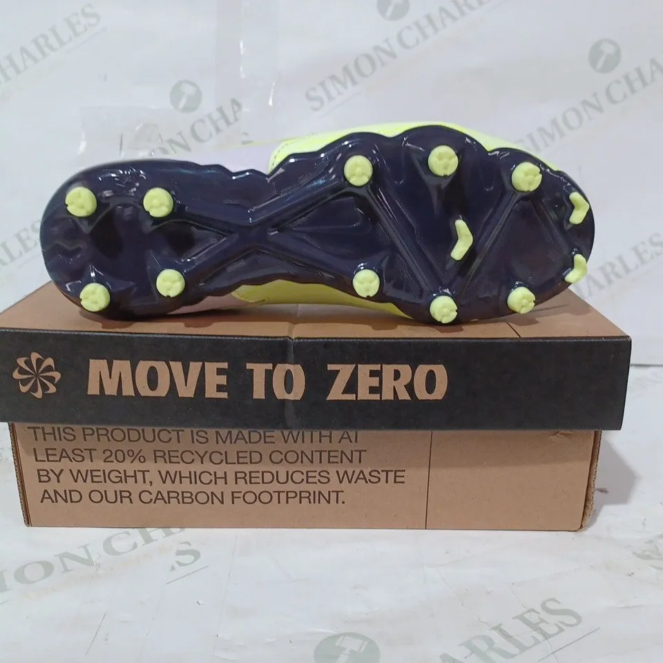 BOXED PAIR OF NIKE JR PHANTOM GX ACADEMY FOOTBALL BOOTS IN GREY/LIME UK SIZE 4.5