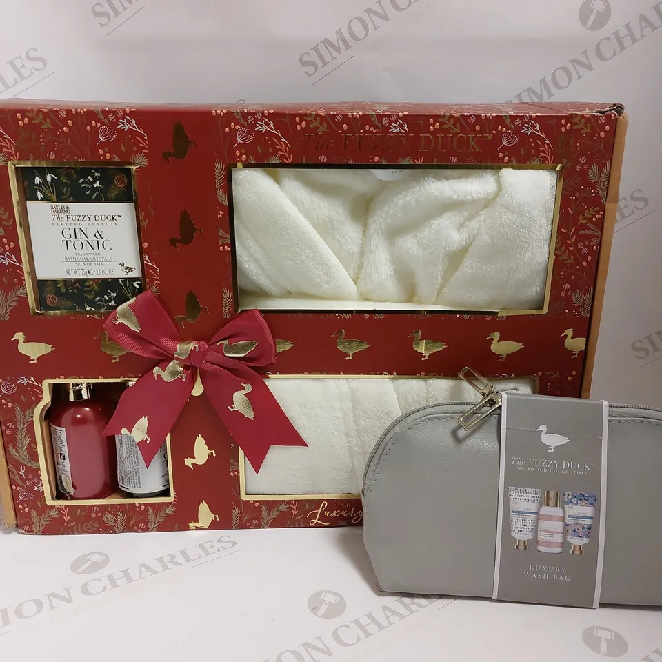BOX OF 2 BAYLISS&HARDING FUZZY ITEMS TO INCLUDE LUXURY WASH BAG AND TOWEL/BATH SET