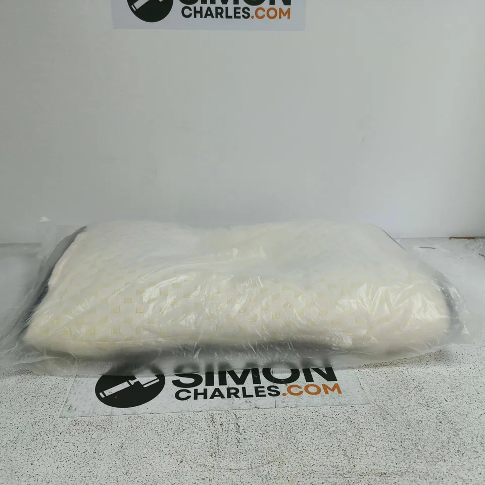 A PALLET CONTAINING A LARGE AMOUNT OF ASSORTED ITEMS TO INCLUDE PILLOW, MG FABRIC MATS, BARBELLS ETC
