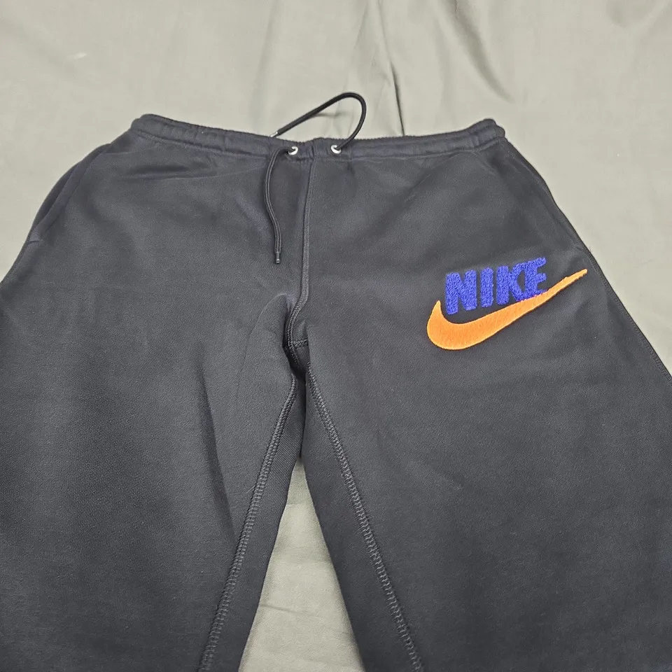 NIKE STANDARD FIT TAPER LEG JOGGERS - MEDIUM