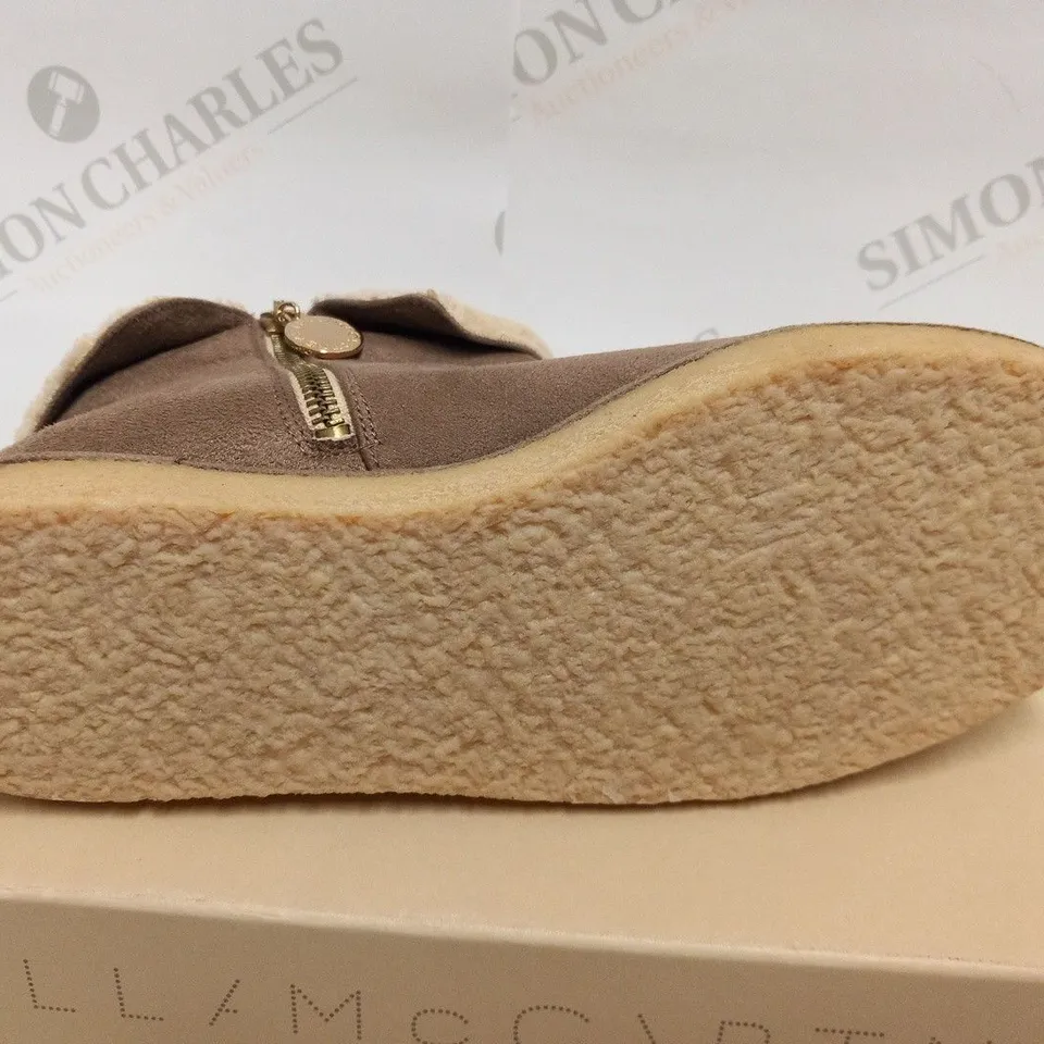 BOXED PAIR OF STELLA MCCARTNEY KICKAPOO LOW BOOT PEBBLE SIZE 37