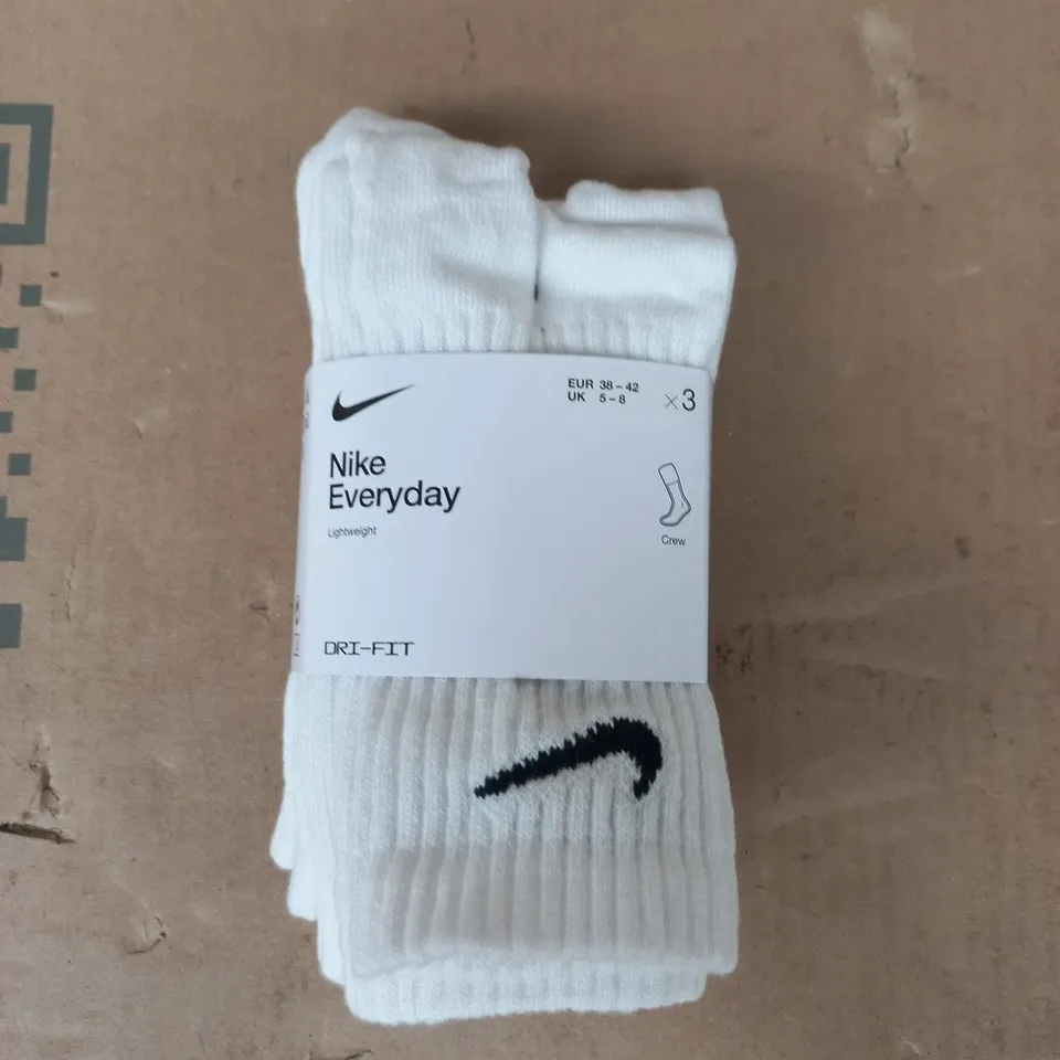 NIKE EVERYDAY LIGHTWEIGHT CREW SOCKS (3-PACK) IN WHITE SIZE 5-8
