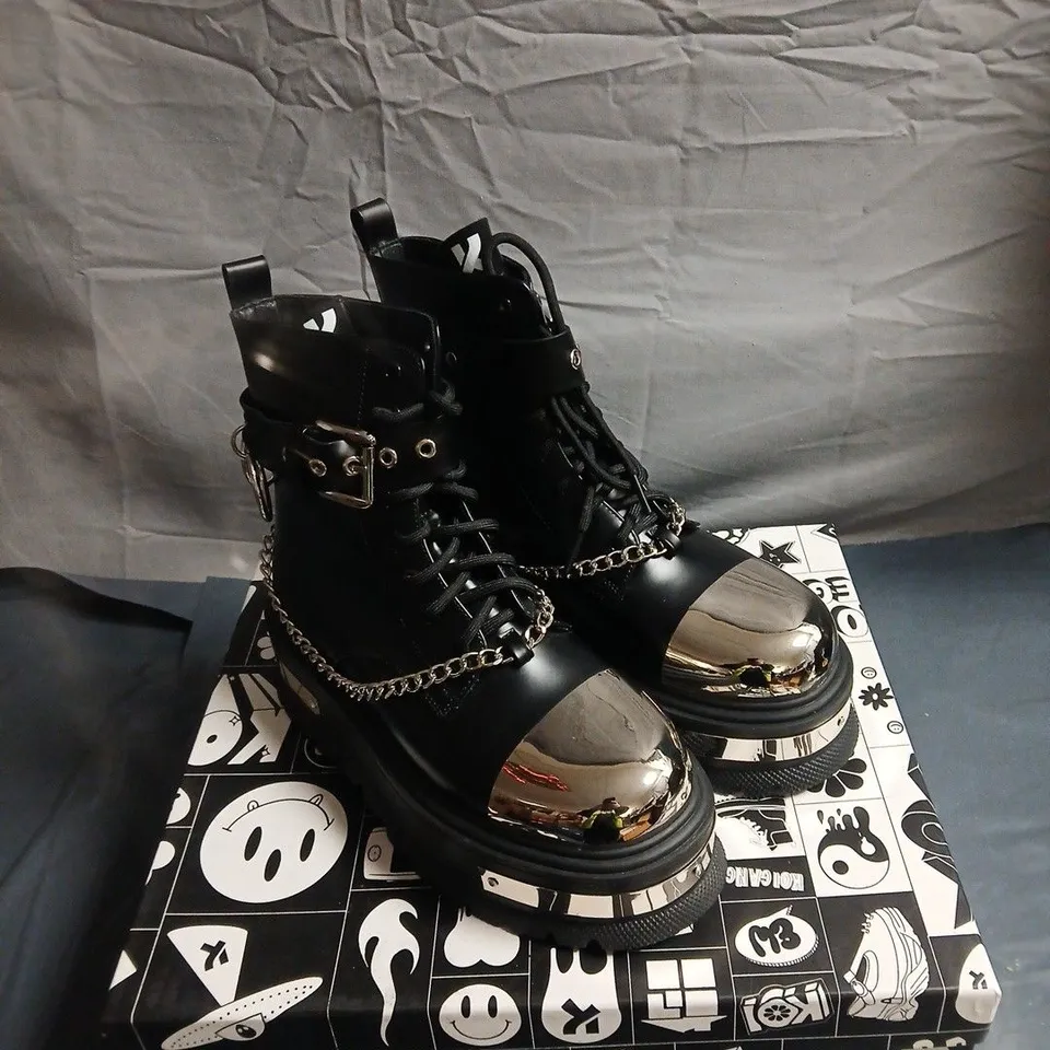 KOI BORIN BLACK LEATHER PLATFORM BOOTS WITH SILVER TOE CAP, BUCKLE & CHAIN DETAILS. UK SIZE 5