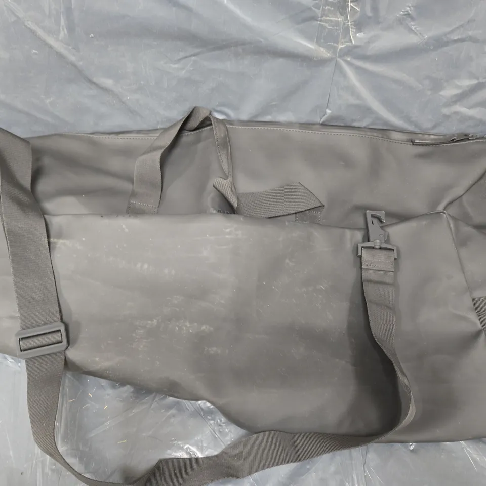 RAINS DUFFEL BAG IN BLACK 