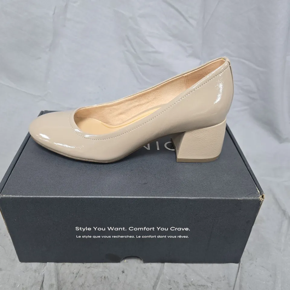 Vionic Women's Beige Patent Leather Pump - size 7