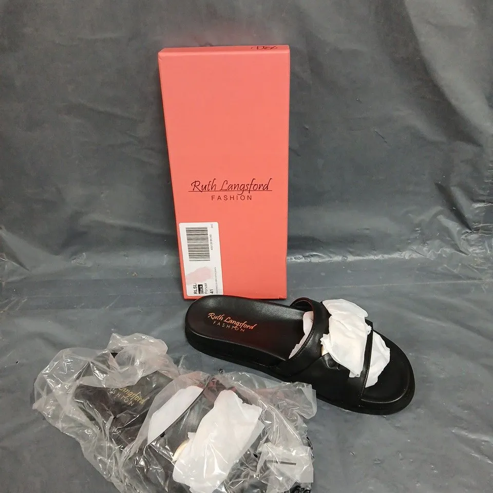 BOXED PAIR OF RUTH LANGSFORD FOOTBED SLIDER WITH CHAIN BLACK - 41 