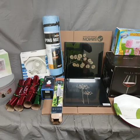 PALLET OF ASSORTED HOUSEHOLD PRODUCTS TO INCLUDE; BUBBLE BLASTER, VIA LA MODA WINE GLASSES, ECO COOK CAKE TIN, WALL ART, EVA CAMPING MAT, GRUNDIG SOLAR LAMP, CHRISTMAS CRACKERS, GIN/PROSECCO MONEY BOX