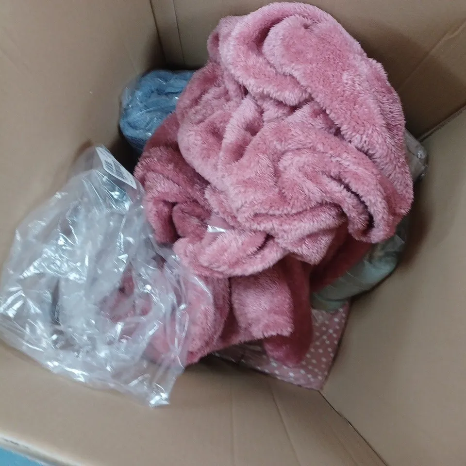 APPROXIMATELY 10 ASSORTED CLOTHING ITEMS TO INCLUDE ONESIES, ROBES, PJ SETS, ETC