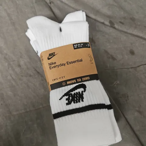 NIKE EVERYDAY ESSENTIAL CREW SOCKS – WHITE, UNISEX, EU 38-42 (UK 5-8), PACK OF 3